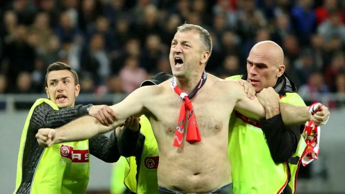 Dezvăluiri incendiare din cel mai greu moment al sezonului pentru Dinamo! De ce a ajuns liderul galeriei Elyass Bucurică primul la Săftica și cine e fotbalistul care nu și-a lăsat colegii să spargă greva: „Dacă faceți asta sunteți niște #%&@!” | VIDEO EXCLUSIV DINAMO