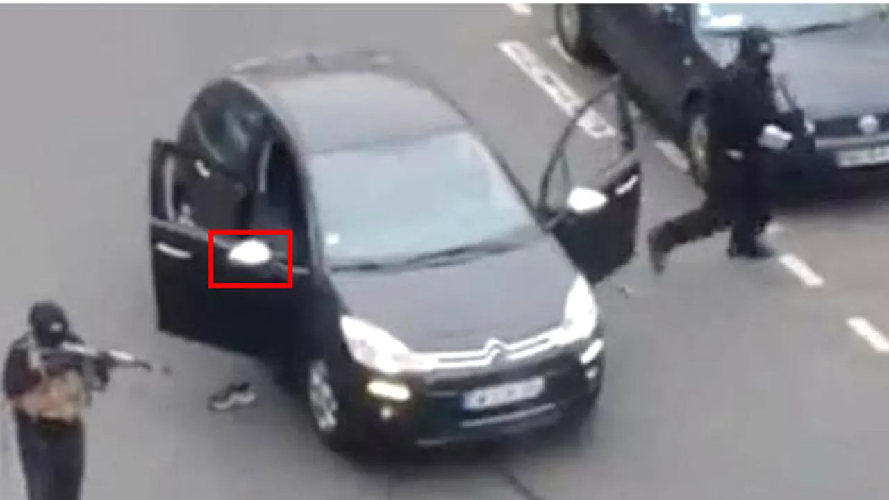 Teoria conspirației. Ziariștii francezi susțin că mașina folosită de teroriștii de la Charlie Hebdo este diferită față cea capturată de poliție după ce au abandonat-o. FOTO | Ce spun imaginile