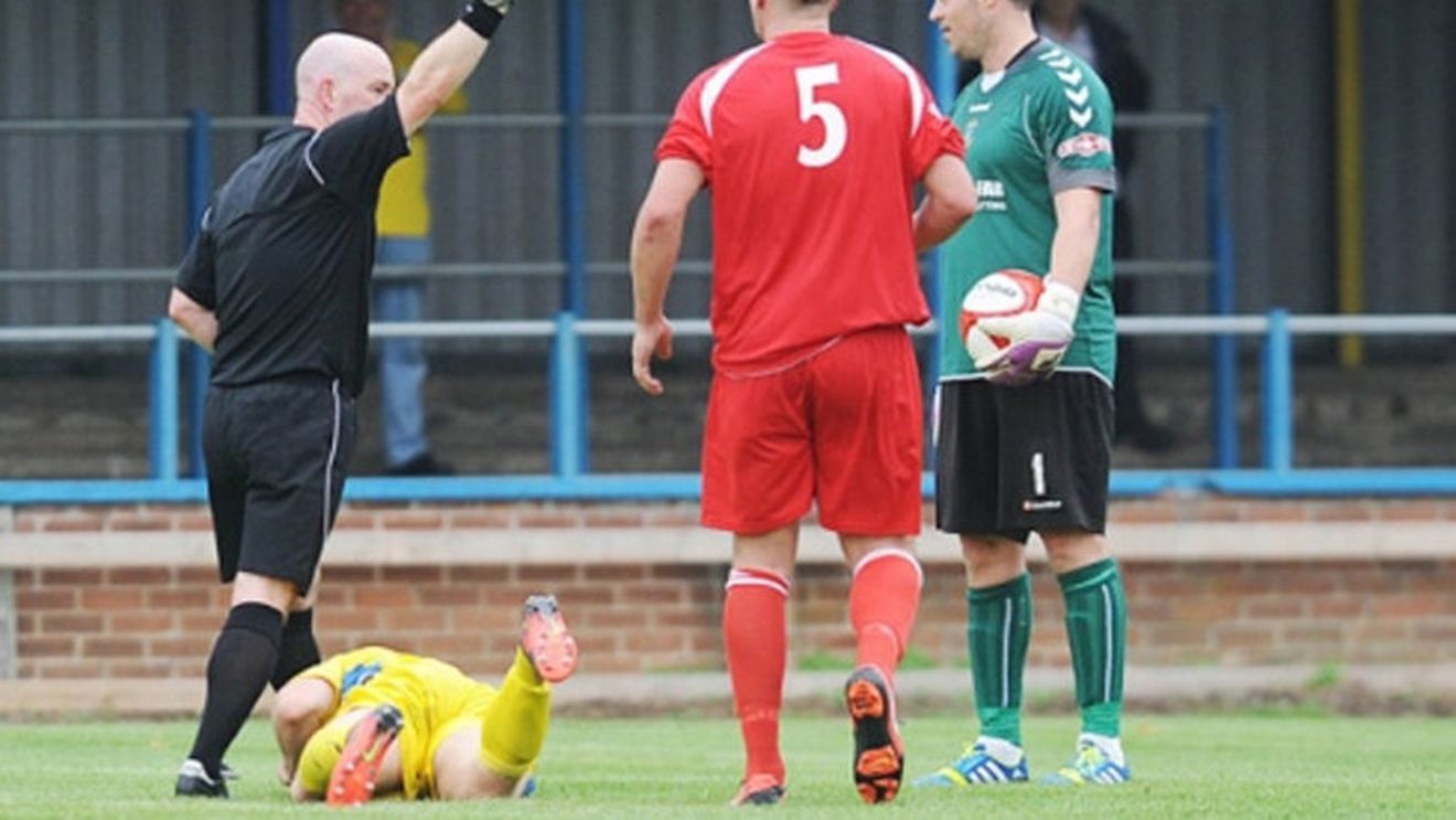 Portarul devenit erou după ce a fost eliminat pentru un fault dur! "Am sărit în tribune și i-am acordat primul ajutor"