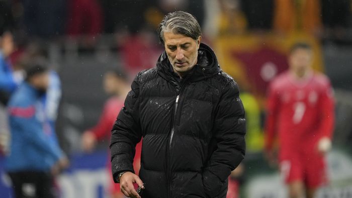 Dezastrul Elveției nu i-a terminat definitiv: ce a făcut selecționerul Yakin imediat după înfrângerea cu România! Toți fotbaliştii se uitau deznădăjduiți la el