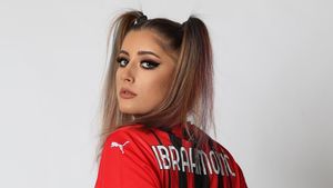 Andreea Prisacariu s-a pozat cu tricoul lui Ibrahimovic, într-o ipostază provocatoare, iar golgheterul Ligii 1 a comentat imediat! GALERIE FOTO