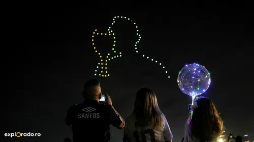 Moment special pe cerul din Santos, orașul natal al lui Pele. 80 de drone au creat un spectacol de lumini unic în lume, în memoria legendei braziliene | VIDEO