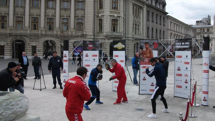 Antrenament la Universitate! Vedetele galei "Careul de Ași", care va avea loc vineri seară la Circul din stat, au făcut spectacol în mijlocul Capitalei