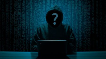 Fotbalistul de 29 de ani, arestat în București, după ce a devenit hacker și a „prăduit” 10.000.000 de euro! Spărgea conturi de whatsapp și avea peste 55 de cărți de identitate false: ce a promis la PRO TV