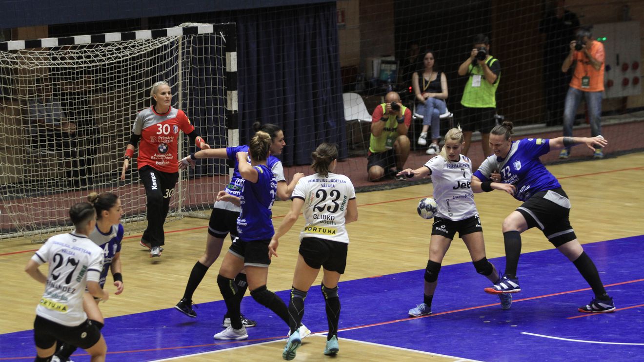 Începe campionatul la fete: CSM București vs restul lumii! Loturile complete ale celor 14 formații care iau startul în sezonul 2018-2019. Medie de peste 5 transferuri / echipă realizată în vară