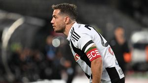 Alex Chipciu, eliminat de Istvan Kovacs, după o fază controversată. Starul Clujului a cerut penalty și s-a luat la ceartă cu arbitrul când i-a fost refuzat