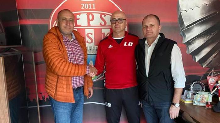 Peste 100 de antrenori s-au propus la Sepsi OSK după demiterea lui Grozavu! Laszlo Dioszegi: ”E o nebunie. Sunt din Italia, Germania, Spania.” Ce spune patronul clubului din Sfântu Gheorghe despre varianta Boloni și când va lua o decizie