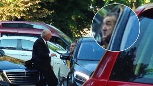 Ocoliți... vorbește Becali. FOTO | Imaginea surprinsă de o cunoscută actriță în centrul Bucureștiului. Cum blochează patronul Stelei o intersecție și așa "sufocată"