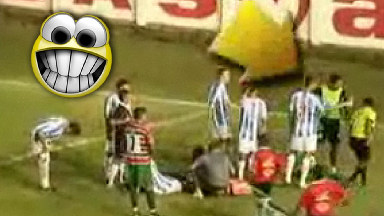 VIDEO AMUZANT** Un jucător l-a "răcorit" pe tușier turnându-i apă în cap