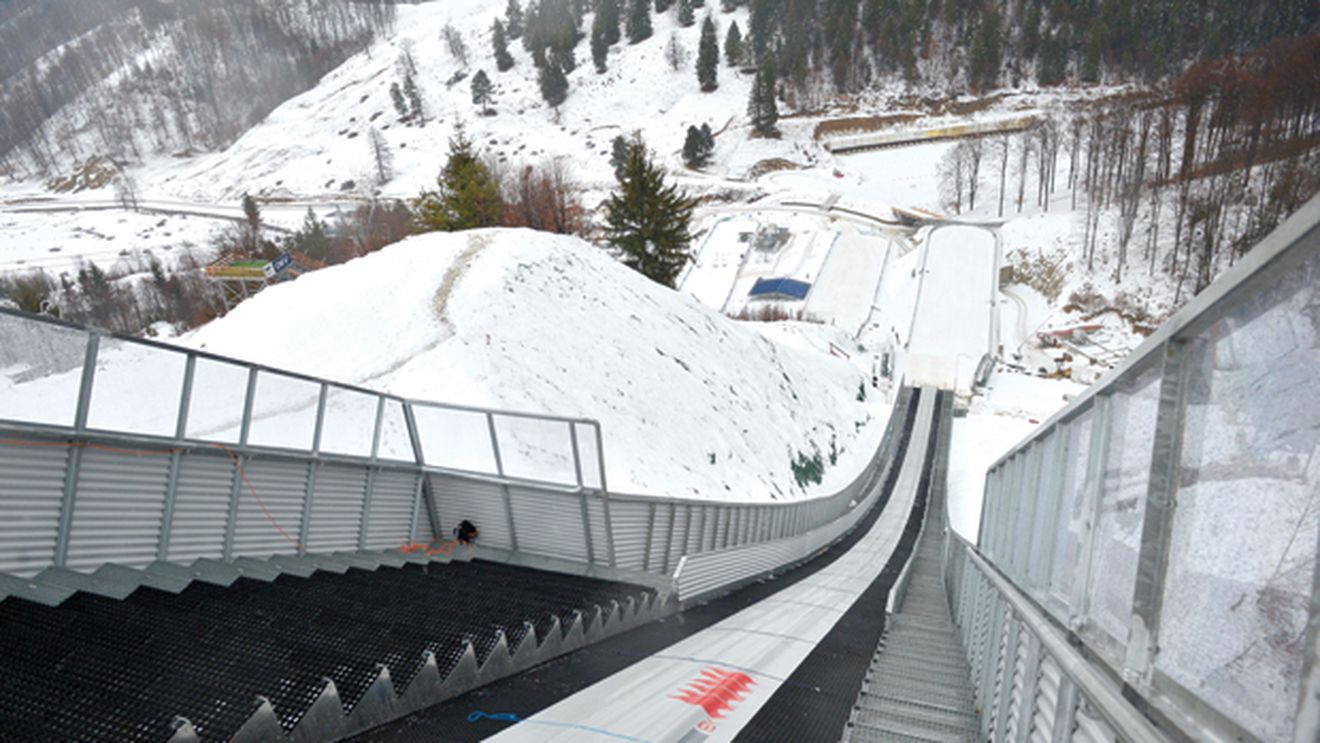 Fabrica de sărituri cu schiurile!** În cinci ani s-a ridicat deja un complex de trambuline iar românii de 15 ani sar și 130 de metri
