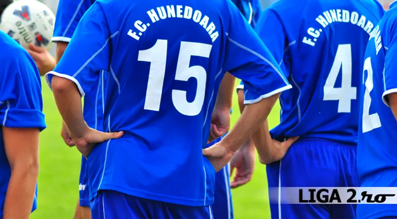 FC Hunedoara**, datoare până peste cap