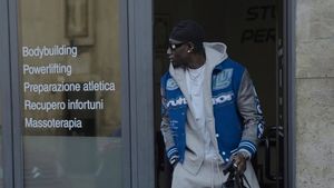 Apariția ciudată a unui atacant italian, care a jucat la Chindia și UTA, alături de Mihai Stoica și Valeriu Argăseală, în tribune, la FCSB – Csikszereda