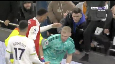 Incidente în derby-ul Londrei de Nord! Un suporter al lui Tottenham l-a lovit cu piciorul în spate pe portarul lui Arsenal