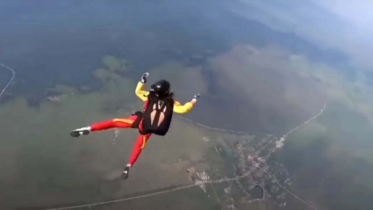 O rusoaică a încercat senzațiile tari și a sărit dintr-un elicopter, dar parașuta nu i s-a mai deschis! Ce s-a întâmplat după ce a zburat așa zeci de secunde