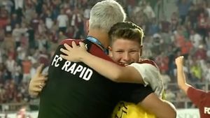 Eroul serii în Giuleşti e un copil de mingi! "Assist" la golul de 3-1 al Rapidului cu Farul: ce a făcut imediat Cristiano Bergodi pentru a-i mulțumi puştiului! | VIDEO