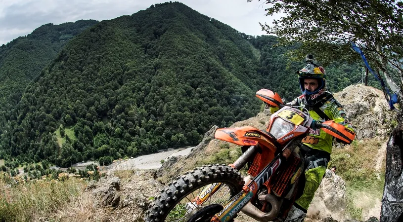 Începe cel mai dificil raliu hard enduro din lume! Red Bull Romaniacs a ajuns la a 14-a ediție, la startul întrecerii sosind sportivi din 49 de țări