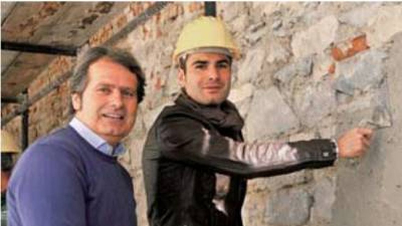 "Briliantul" s-a transformat în zidar!** Vezi cum îi ajută Mutu pe copiii bolnavi din Florența!