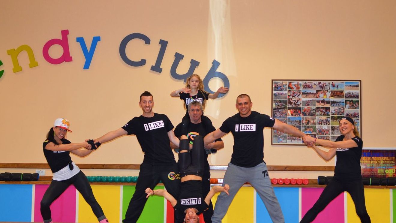 PREMIERĂ | Fiica unui fost dinamovist a lansat „programul de mișcare online”. VEZI cum te poți menține în formă, fără să ieși din casă, în vreme de pandemie