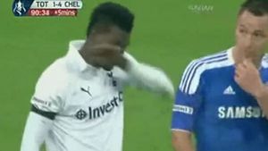 Vremea din Anglia nu-i priește lui Adebayor!** Terry i-a atras atenție ca are nasul umed, vârful i-a întins pe tricou! Video