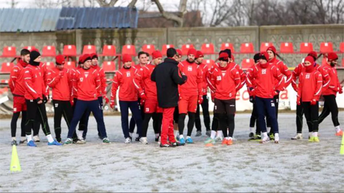 Laurențiu Roșu a avut 26 de jucători la primul antrenament susținut pe un teren înghețat bocnă.** Cele trei noutăți din lot ale arădenilor