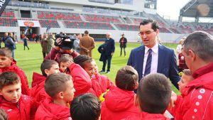 Arbitrul bătut de părinți la finalul unui meci de juniori s-a adresat Poliției cu plângeri pentru instigare și lovire. În scandal este implicat și un antrenor de la loturile naționale. Bărbatul agresat i-a scris și lui Răzvan Burleanu. FOTO & VIDEO EXCLUSIV