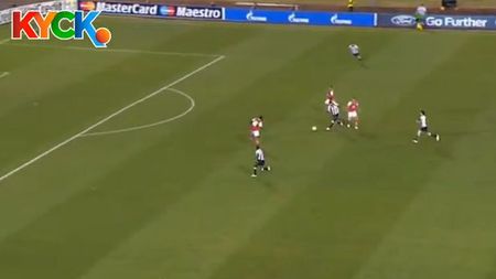 FOTO Fanii din arenă au rămas uluiți: "A fost o fantomă?!"** Cea mai bizară fază petrecută aseară în Champions League