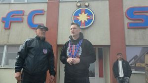 Primele imagini cu Mirel Rădoi la FCSB. A fost primit de fani ca un erou, în atmosferă sud-americană, la baza din Berceni!
