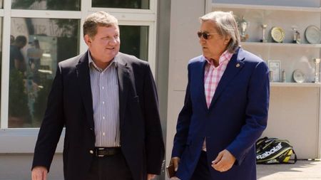 Ilie Năstase s-a pregătit de alegeri la Curtea de Argeș. A jucat tenis cu Cosac și a făcut show cu arbitrii 