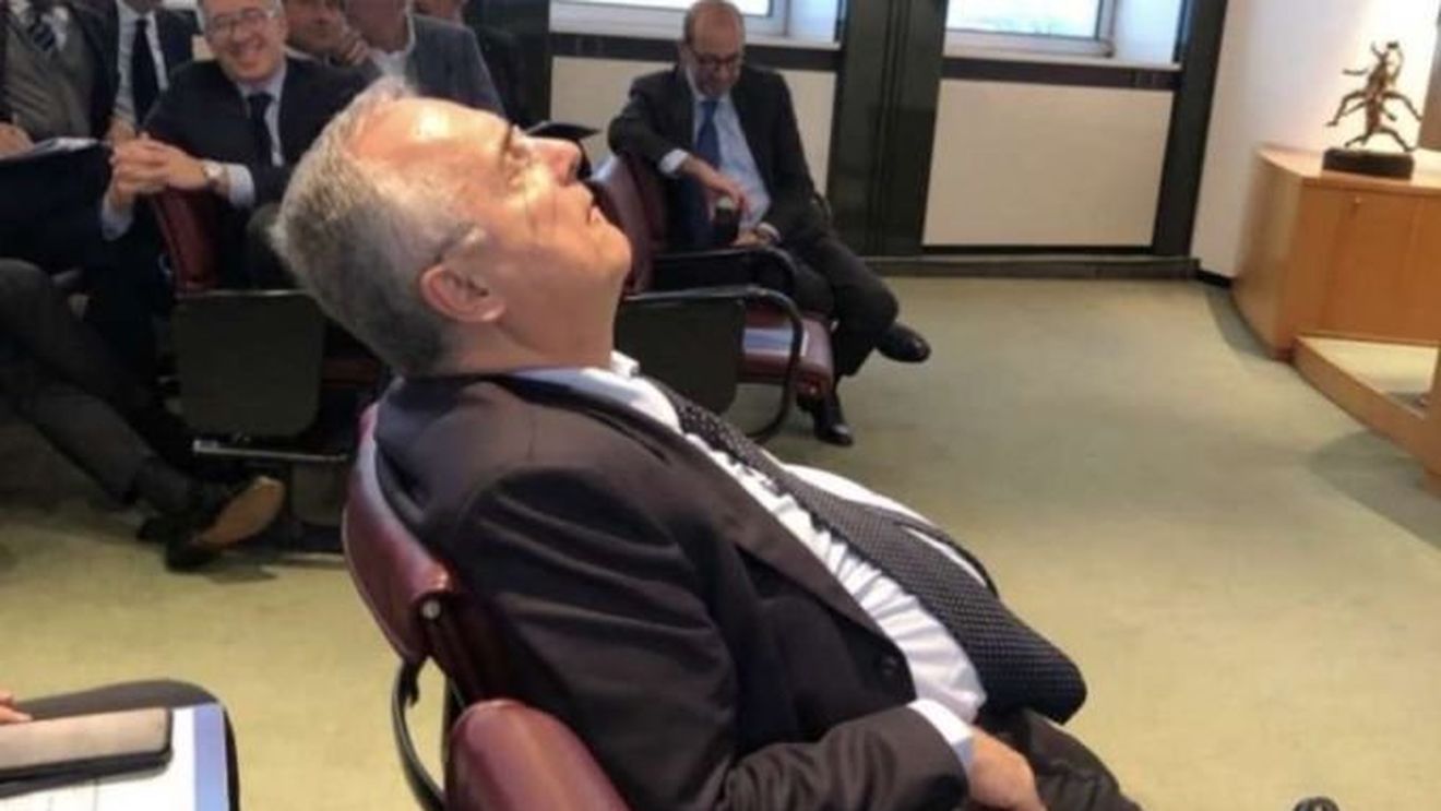 FOTO | Imaginea zilei vine din Italia! Patronul lui Lazio, surprins dormind la adunarea generală a oficialilor din Serie A
