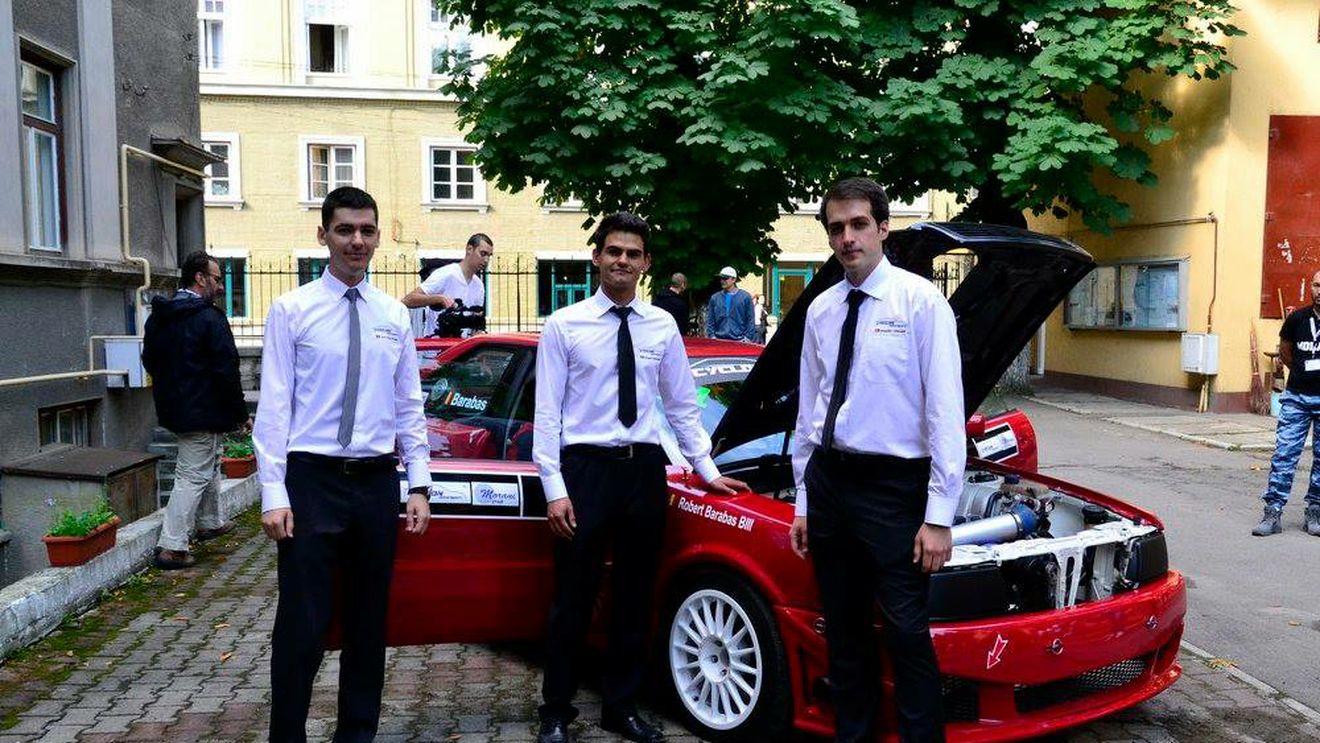 1 DECEMBRIE | STUDENȚII MINUNE. O altă imagine a învățământului românesc. Trei băieți din Brașov au construit pentru examenul de licență o mașină de curse! 