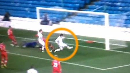 Așa ceva nu s-a mai văzut pe un teren de fotbal!** Nu ai să ghicești unde s-a dus mingea: antrenorul ghinionistului a numit-o "ratarea SECOLULUI"! VIDEO