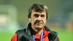 Imagini rare cu Dorin Mateuț şi familia lui, de Crăciun. Idolul fanilor lui Dinamo de la începutul anilor '90 a ajuns la 59 de ani şi fiicele lui nu l-au uitat