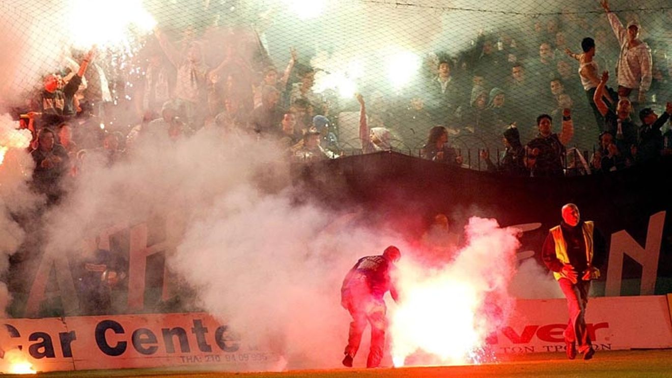 VIDEO / Fază incredibilă la greci! Mai bine îți vezi de treaba ta...