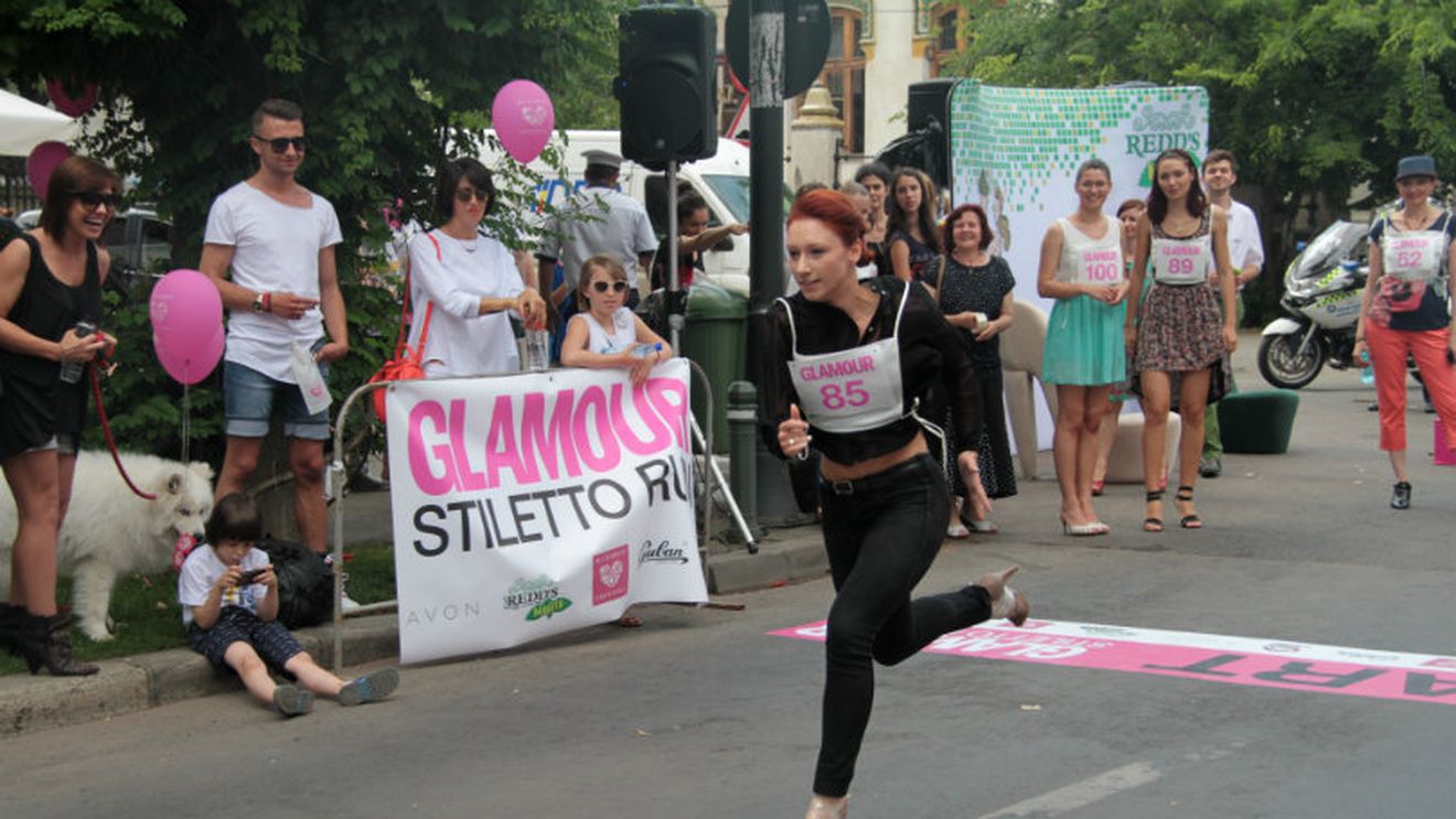 Se poate alerga și pe tocuri! 31 de "îndrăznețe" au făcut-o în stil Glamour, pe Kiseleff, într-o cursă-fulger de 50 de metri