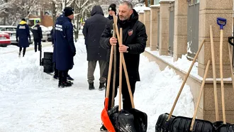 CS Gloria Bistrița are și o achiziție de la FCSB, iar Nicolae Grigore testează și alți jucători, inclusiv la dat zăpada cu lopata prin oraș!