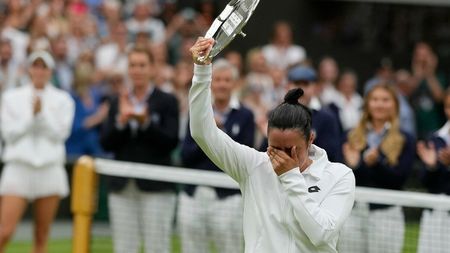 Ons Jabeur, glumă amară după ce a pățit la fel ca Simona Halep și a pierdut primele trei finale de Grand Slam ale carierei: „Voi arăta rău în fotografii!" Tunisianca a izbucnit în lacrimi la Wimbledon | FOTO & VIDEO