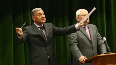 Încă o dovadă a HAOSULUI de la FRF: "Nașul", strâns cu ușa!** FIFA intervine peste Sandu în cazul UTA