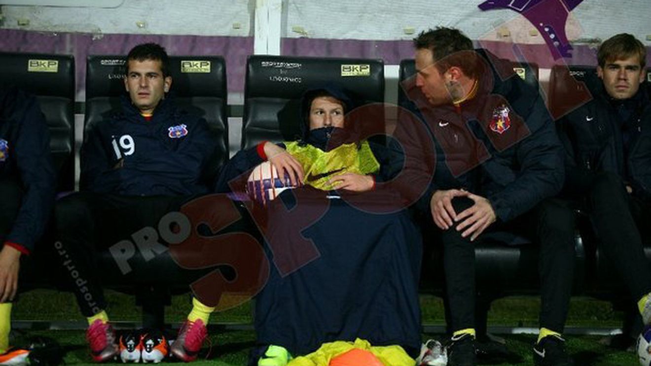 SCENE de cascadorii râsului pe banca Stelei: **"Cheamă-l pe Novak de la încălzire!" Unde se afla, de fapt, Martinovic și de ce e pe LISTA NEAGRĂ‚