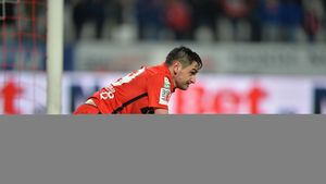 A fost adus de Mircea Rednic la Dinamo, n-a confirmat, a plecat în străinătate, iar acum a făcut drumul înapoi: "Poate reveni repede într-o formă bună". Transferul oficializat azi