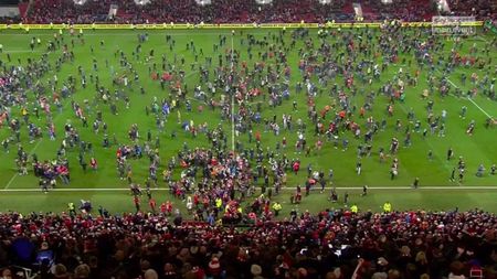 Jose Mourinho a suferit una dintre marile umilințe ale carierei: Manchester United, eliminată din Cupa Ligii Angliei de o echipă din liga a doua! VIDEO | Fanii lui Bristol au invadat terenul la finalul meciului