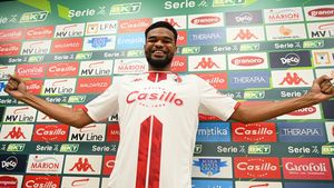 Transferul lui Edjouma de la FCSB la Bari, un pas înainte pentru francez: „Serie B este peste Superligă”. Sfatul primit de la românul care a evoluat pe „San Nicola”: „Trebuie să înțeleagă foarte repede ce înseamnă clubul, este o presiune foarte mare din prima zi!” | EXCLUSIV