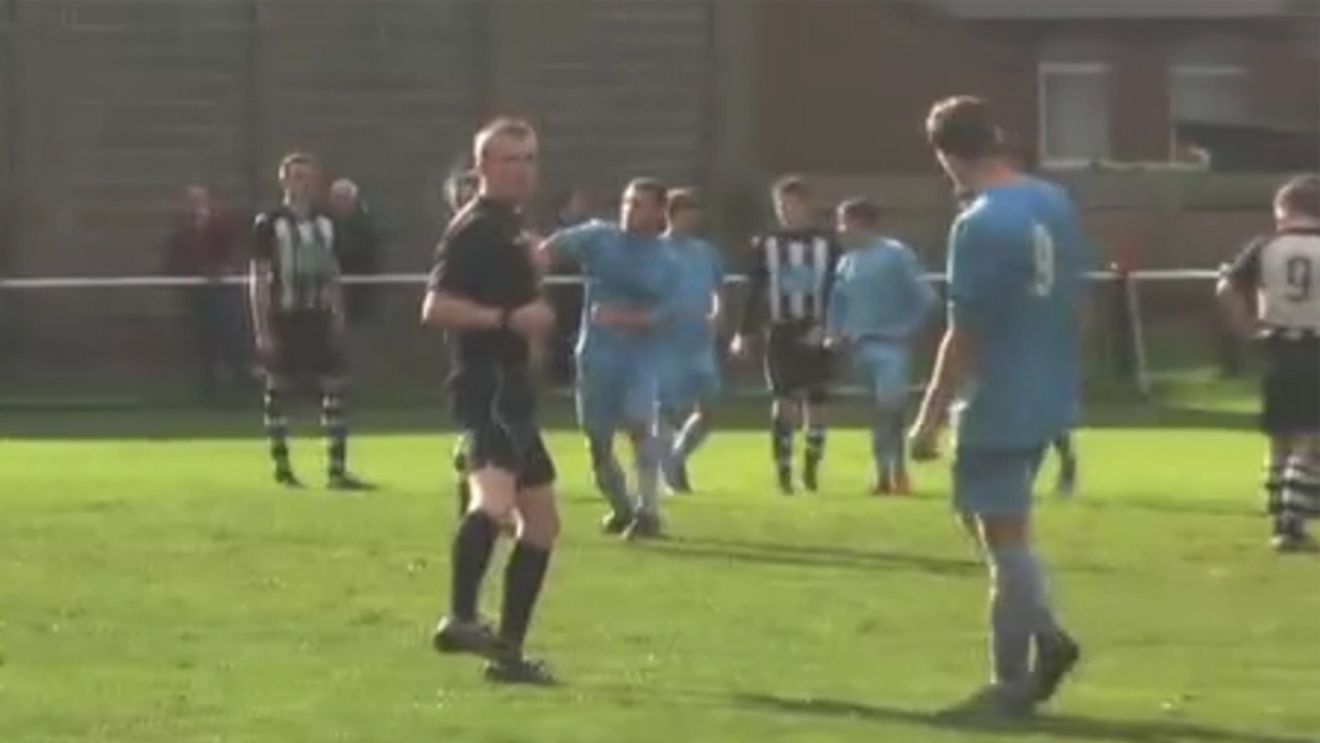 VIDEO - Gest incredibil de violent pe un teren de fotbal! Cum a scăpat agresorul de eliminare