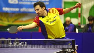 "BÃ¶lÃ¶ni mi-a dat un fanion pe care-l păstrez până azi". INTERVIU spectaculos cu marele absent al României la Europeanul din Alicante. Adrian Crișan și cum a urcat în autocarul Stelei, excelenta școală românească de tenis de masă, ce înseamnă China și o declarație:  "Mă asemăn cu Andy Murray pentru că..." 