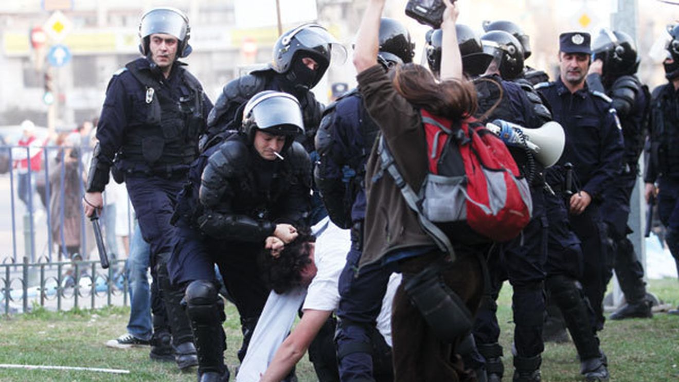 Bătuți cu țigara în gură!** Mitingul de sâmbătă al fanilor Universității Craiova s-a transformat într-o bătaie în toată regula