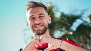 Denis Drăguș a semnat! Imagini inedite cu fotbalistul român alături de bașkanul echipei