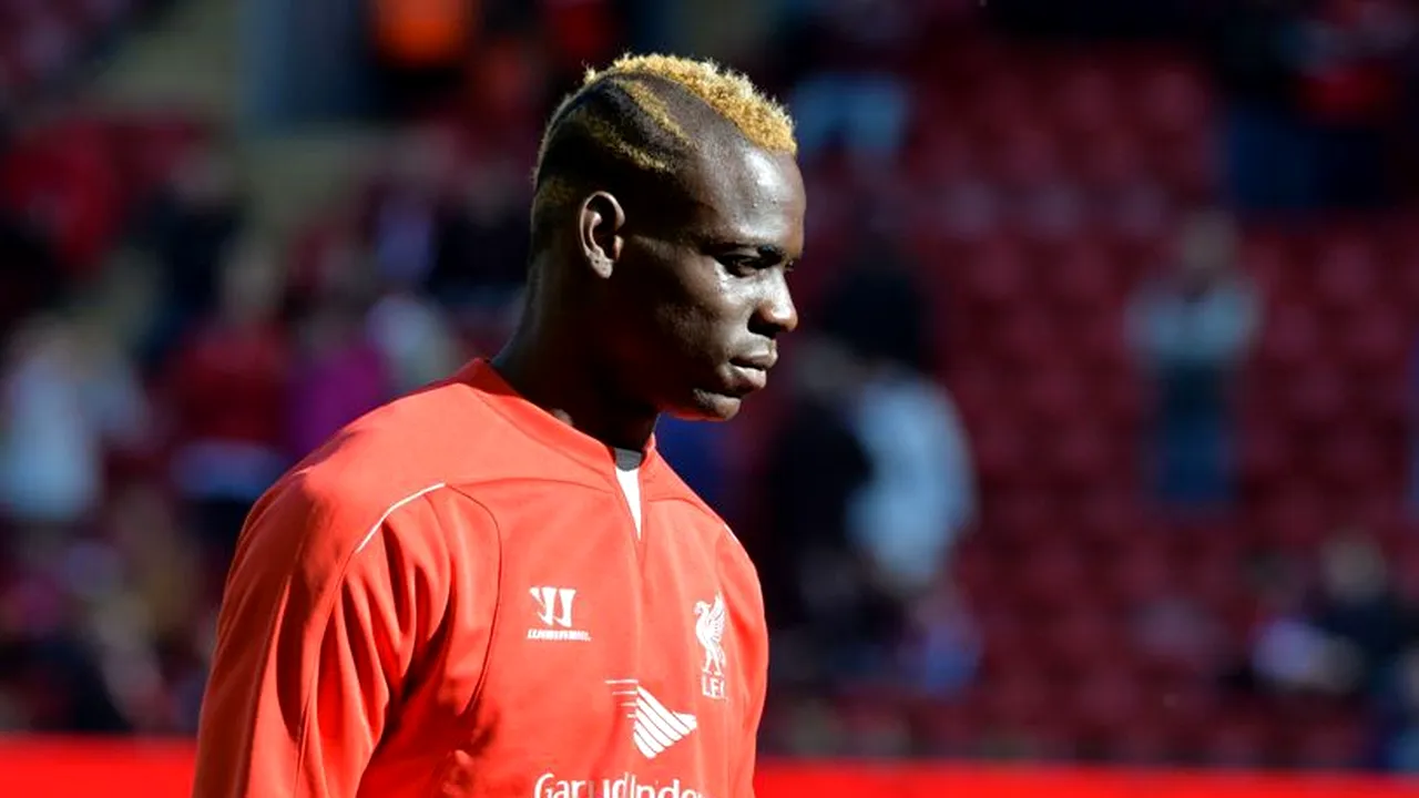 Mario Balotelli a fost ținut de suporteri să nu sară la bătaie în timpul partidei cu Manchester United