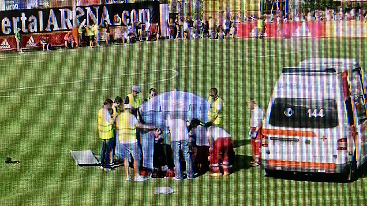 VIDEO | Momente ȘOCANTE la amicalul Ajax - Werder Bremen. Un jucător s-a prăbușit pe teren și a fost dus cu elicopterul la spital. Primele informații 