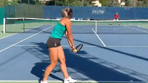 O jucătoare din WTA a inventat o nouă tehnică la serviciu, dar a fost ironizată de adversară: „Mă ia somnul!