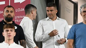 Gestul uluitor făcut de Daniel Niculae la tribuna oficială după ce arbitrul George Găman i-a refuzat două penalty-uri Rapidului în derby-ul cu Dinamo