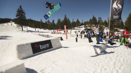 Harghita-Mădărași, "kicker-ul" cucerit de snowboard-erii și schiorii veniți la Snow On Fire